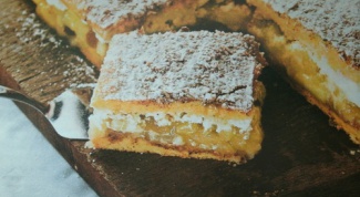 Cake with Apple mousse, cinnamon and cream