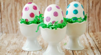 Как украсить пасхальные яйца блестками