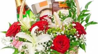 Как украсить подарочную корзинку цветами
