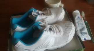 Как ухаживать за обувью: чистим белые кроссовки