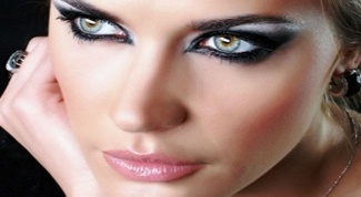Что для женщины важнее накрасить: глаза или губы?
