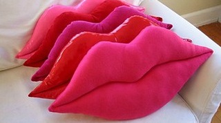 Как сделать подушку "Алые губки"
