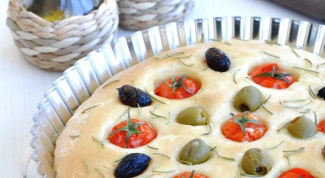 Постный хлеб с помидорами, маслинами и розмарином