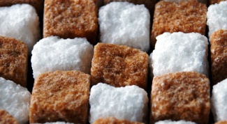 Какой сахар полезнее: коричневый или белый?