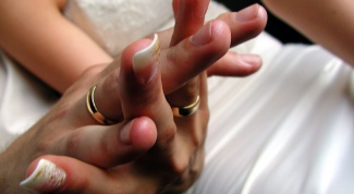 Почему обручальное кольцо надевают на безымянный палец