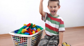 Как приучить малыша убирать игрушки?