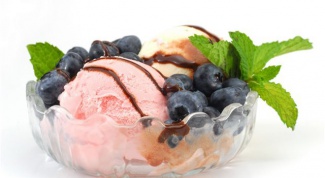 Малиново-черничное мороженое с мятным сиропом 