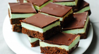 Chocolate brownies with mint filling