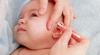 Как научиться чистить уши младенцу