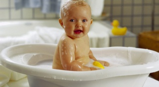 Новорожденный в большой ванне