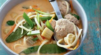 Кокосовый тайский суп с фрикадельками