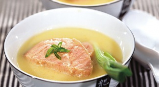Как приготовить холодный суп из лосося с луком-пореем