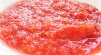 A sauce of fresh tomatoes with green garlic