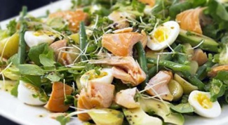 Салат с жареным лососем и яйцами