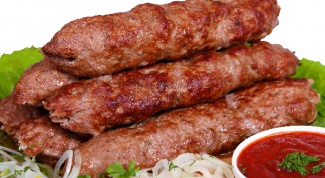 Recipes picnic: shish kebab on skewers