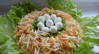 Салат "Гнездо глухаря" с перепелиными яичками