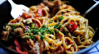 Спагетти с курицей, беконом и грибами в томатном соусе