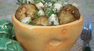 Картофельный салат с голубым сыром