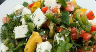 Готовим овощной салат с брынзой и оливково-медовой заправкой