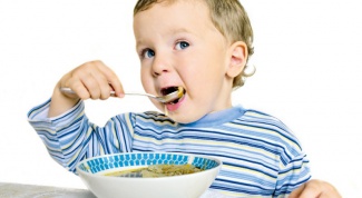 Когда начать кормить ребенка обычной пищей