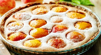 Как приготовить творожный пирог с персиками?