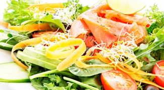 Салат с отварным лососем