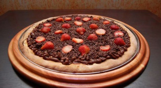 Пицца шоколадная с ягодами