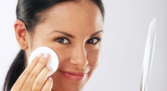 Как правильно снять макияж с глаз