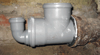Как соединить чугунную и пластиковую канализационную трубу