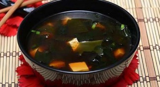 Огуречный суп с водорослями комбу и грибами шиитаке