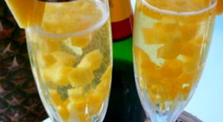 Французский крюшон с ананасами и шампанским