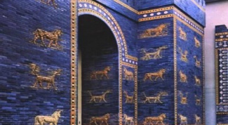 Почему ворота богини Иштар голубого цвета