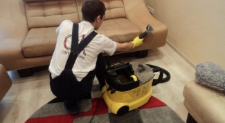 Как очистить диван от пыли