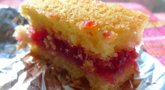 As quick and easy to prepare sponge cake with jam