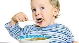 Как научить малыша принимать пищу самостоятельно
