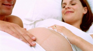 Почему толкается ребенок при беременности