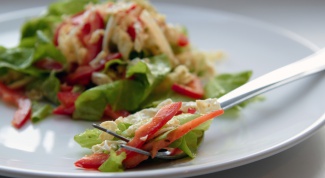 Как приготовить белковый салат с зеленью и сметаной