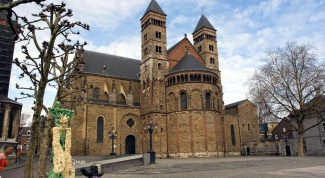 Достопримечательности Голландии: базилика Синт-Сервас в городе Маастрихт