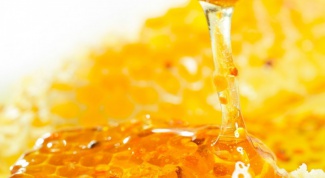 Как качают мёд из сот