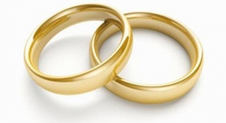 Why the priests do not wear wedding rings