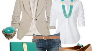 Классическое сочетание: белая рубашка и джинсы