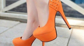 С чем носить оранжевые туфли