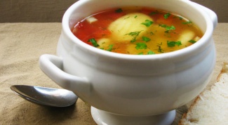 Легкий овощной суп с куриными клецками