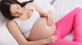 Какими кремами от растяжек при беременности лучше пользоваться