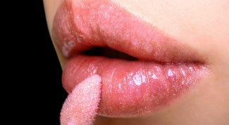 Какой блеск для губ зрительно увеличивает губы