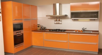 Дизайн кухни со шкафом-пеналом