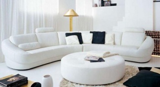 Угловой диван в интерьере гостиной