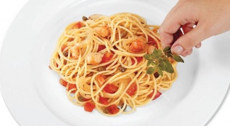 Как приготовить спагетти с томатным соусом и креветками