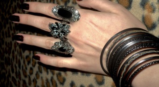 Почему женщины носят много колец на пальцах 