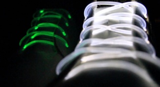 How to make glowing shoelaces improvised